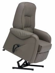 Comfortabele tv-fauteuil in rechtopstaande positie met afstandsbediening, zijaanzicht