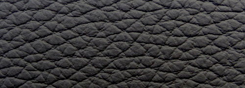 Nahaufnahme von schwarzem, strukturiertem Lederbezug eines Stuhls