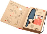 Kinderkochmesser 10 cm in Blau, präsentiert in einer offenen Verpackung mit Anleitungen und kindgerechten Illustrationen, aus der Vogelperspektive.