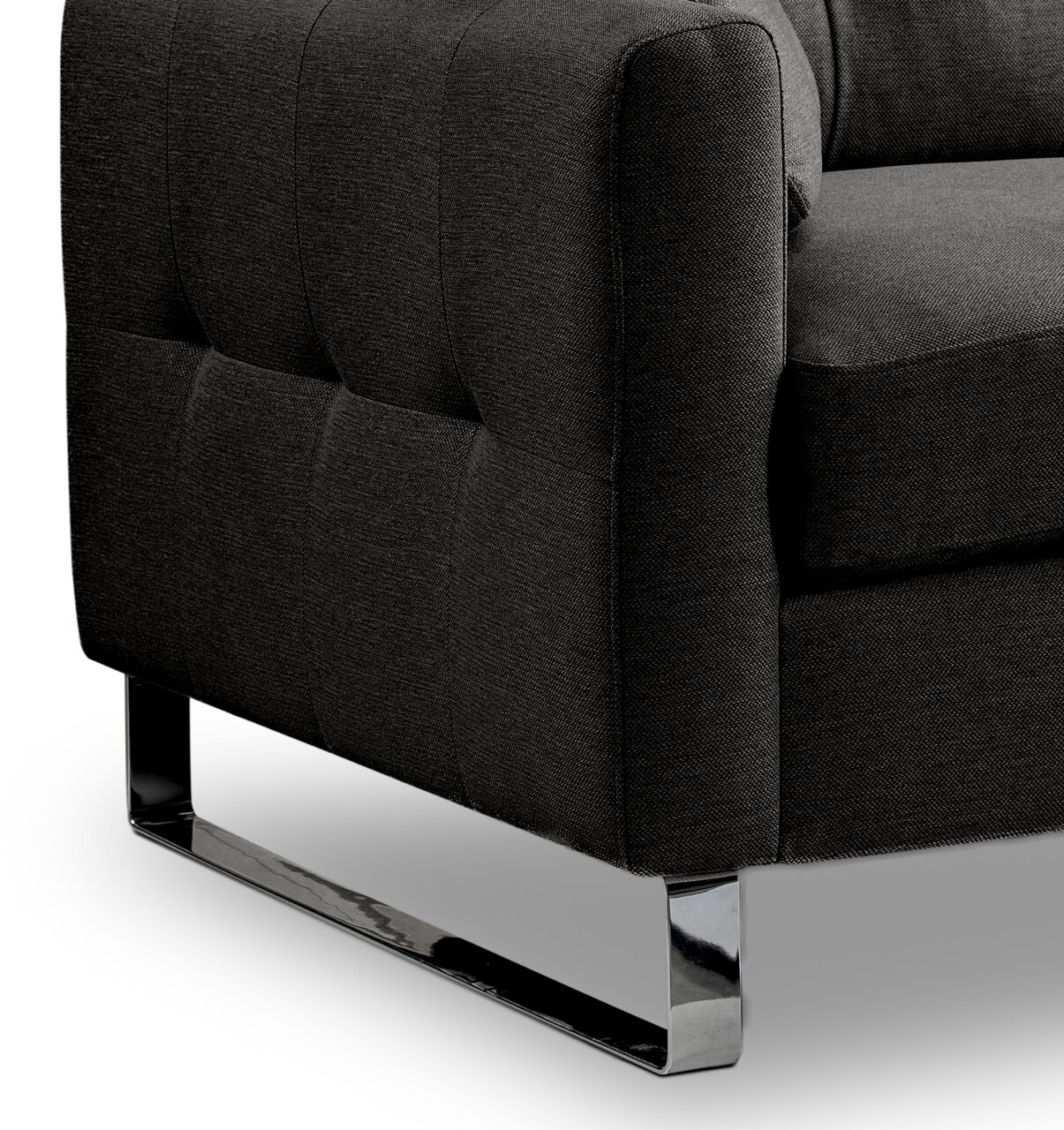 Detailaufnahme eines dunkelgrauen Stoffsofas mit gesteppter Seitenlehne und glänzendem Metallkufenfuß, Perspektive schräg von vorne unten