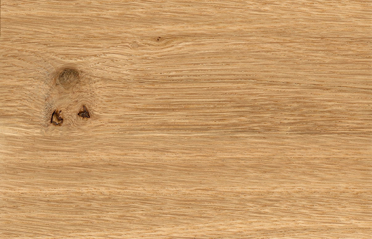 Nahaufnahme einer Holzoberfläche mit natürlicher Maserung und Astloch, perspektivisch von oben betrachtet.