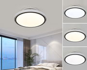 Moderner Deckenventilator mit integriertem Licht, von unten betrachtet, in einem stilvollen Schlafzimmer installiert.