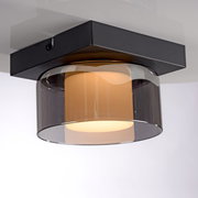 Moderne Deckenleuchte RIKA mit schwarzem Sockel und rauchgrauem Glas, seitliche Perspektive