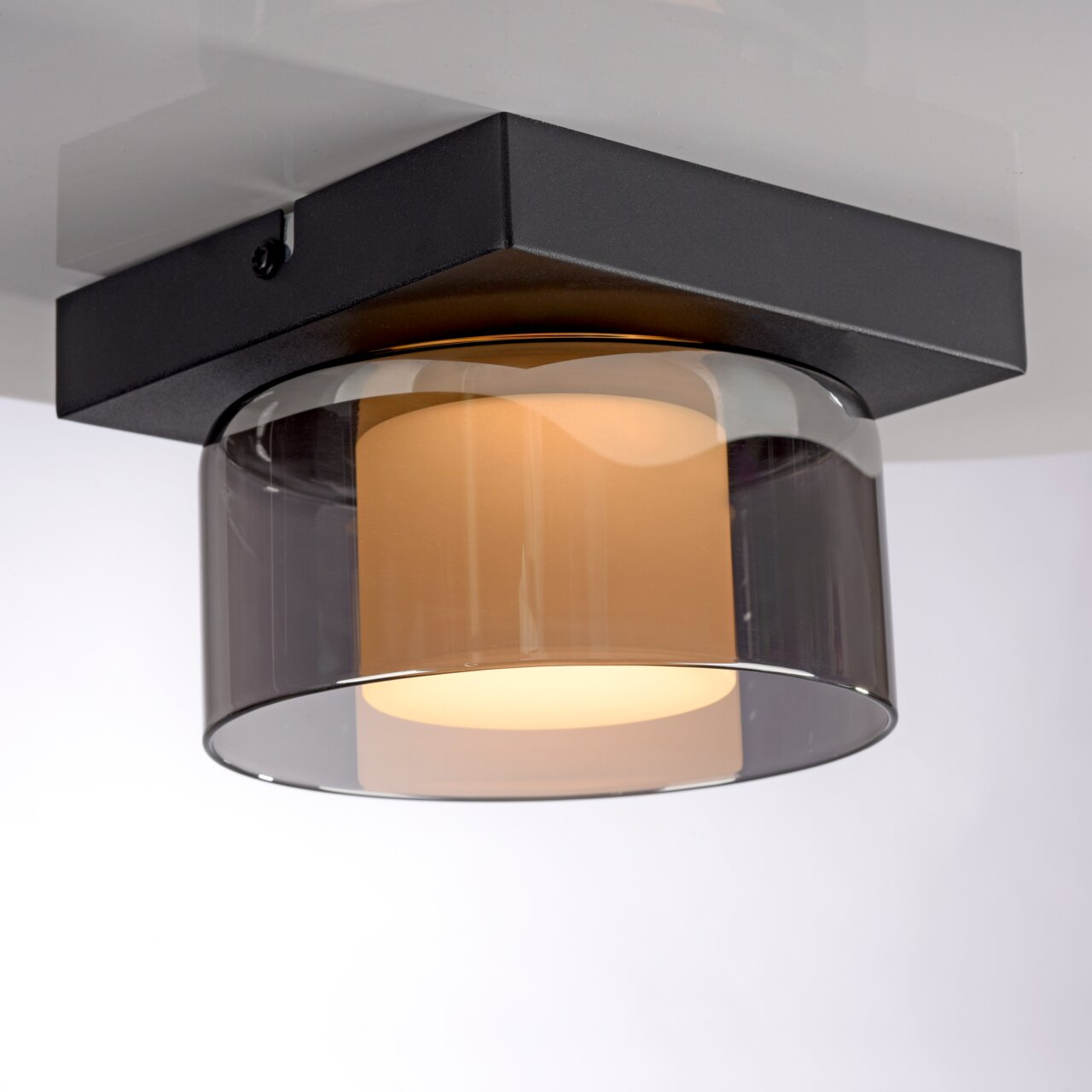 Moderne plafondlamp van RIKA met zwarte voet en rookgrijs glas, zijaanzicht