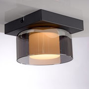 Moderne Deckenleuchte RIKA mit schwarzem Sockel und rauchgrauem Glas, seitliche Perspektive