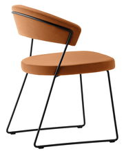 Moderner Stuhl mit orangefarbenem Polster und schwarzem Metallgestell, seitliche Perspektive