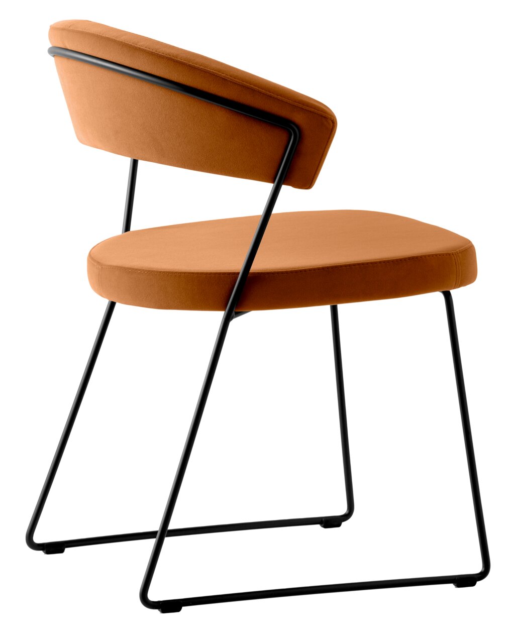 Moderne stoel met oranje bekleding en zwart metalen frame, zijaanzicht