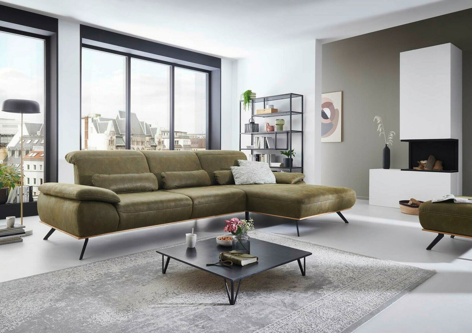 Grüne Longchairkombination in modernem Wohnzimmer mit großen Fenstern, seitliche Perspektive