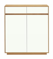 Moderner Schuhschrank aus Holz mit zwei Schubladen und zwei Türen, frontale Ansicht.