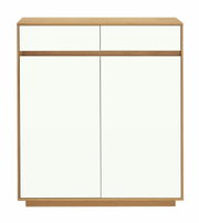 Moderner Schuhschrank aus Holz mit zwei Schubladen und zwei Türen, frontale Ansicht.