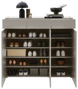 Frontale Ansicht eines XL-Schuhschranks mit offenen Türen, gefüllt mit verschiedenen Schuhen und dekorativen Gegenständen auf der Oberseite.