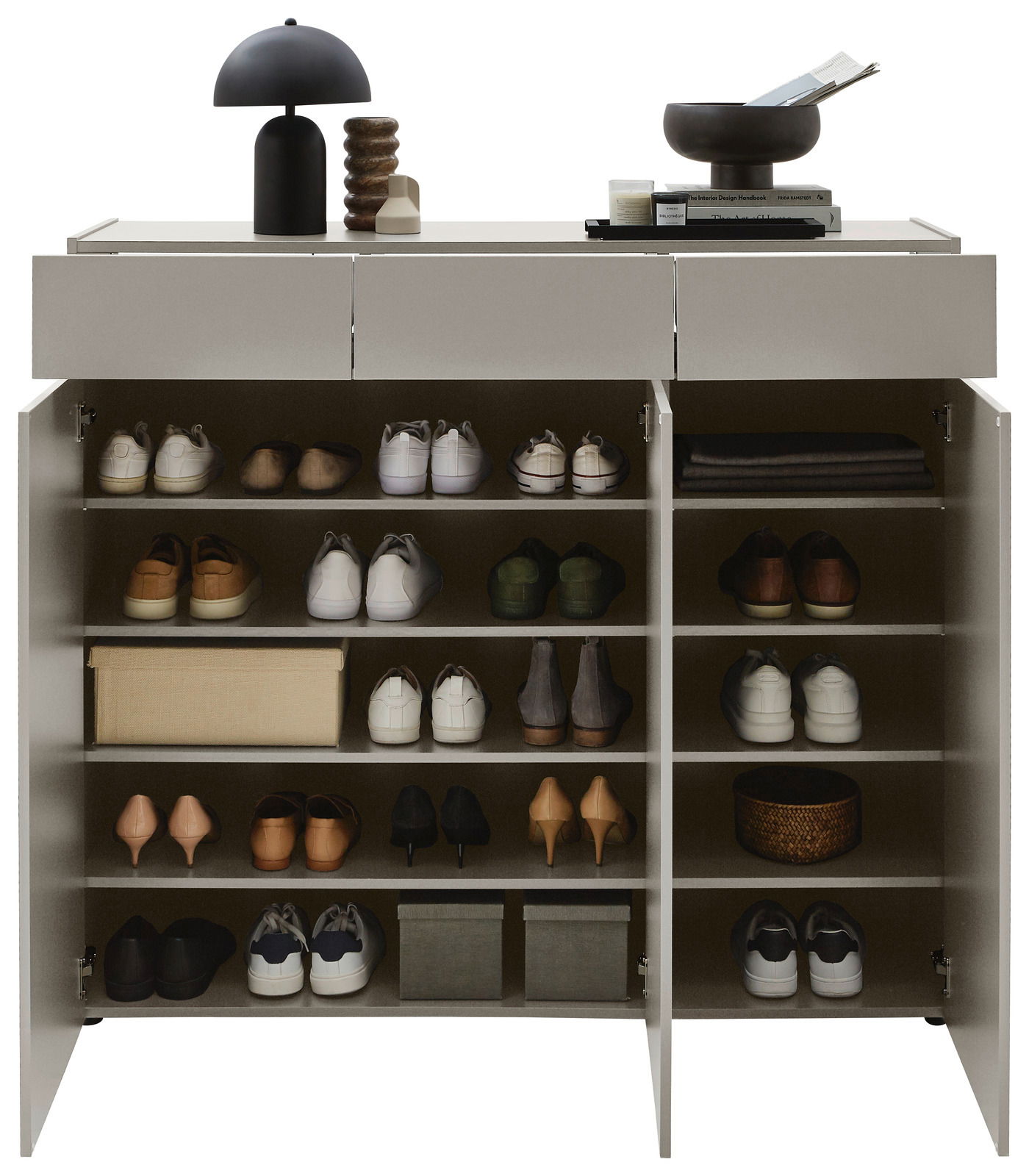 Frontale Ansicht eines XL-Schuhschranks mit offenen Türen, gefüllt mit verschiedenen Schuhen und dekorativen Gegenständen auf der Oberseite.