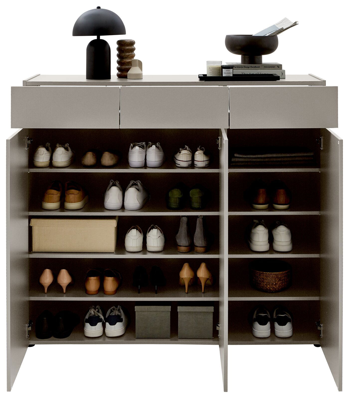 Frontale Ansicht eines XL-Schuhschranks mit offenen Türen, gefüllt mit verschiedenen Schuhen und dekorativen Gegenständen auf der Oberseite.