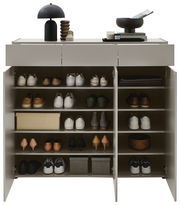 Frontale Ansicht eines XL-Schuhschranks mit offenen Türen, gefüllt mit verschiedenen Schuhen und dekorativen Gegenständen auf der Oberseite.