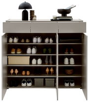 Frontale Ansicht eines XL-Schuhschranks mit offenen Türen, gefüllt mit verschiedenen Schuhen und dekorativen Gegenständen auf der Oberseite.