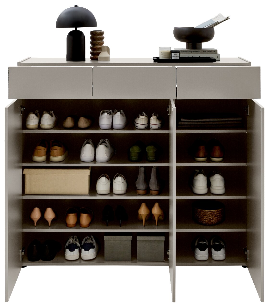 Frontale Ansicht eines XL-Schuhschranks mit offenen Türen, gefüllt mit verschiedenen Schuhen und dekorativen Gegenständen auf der Oberseite.