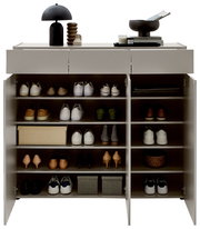 Frontale Ansicht eines XL-Schuhschranks mit offenen Türen, gefüllt mit verschiedenen Schuhen und dekorativen Gegenständen auf der Oberseite.