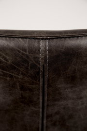 Rückansicht eines Sessels mit dunkelbraunem Lederbezug und sichtbarer Naht.