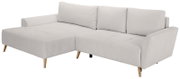 Hellbeiges Ecksofa mit Recamiere links, gesteppter Sitzfläche, drei Rückenkissen und Holzfüßen, schräg von vorne (3/4-Ansicht) freigestellt