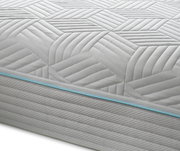 Nahaufnahme einer Gel-Taschenfederkernmatratze mit geometrischem Muster und blauer Ziernaht an der Seite.