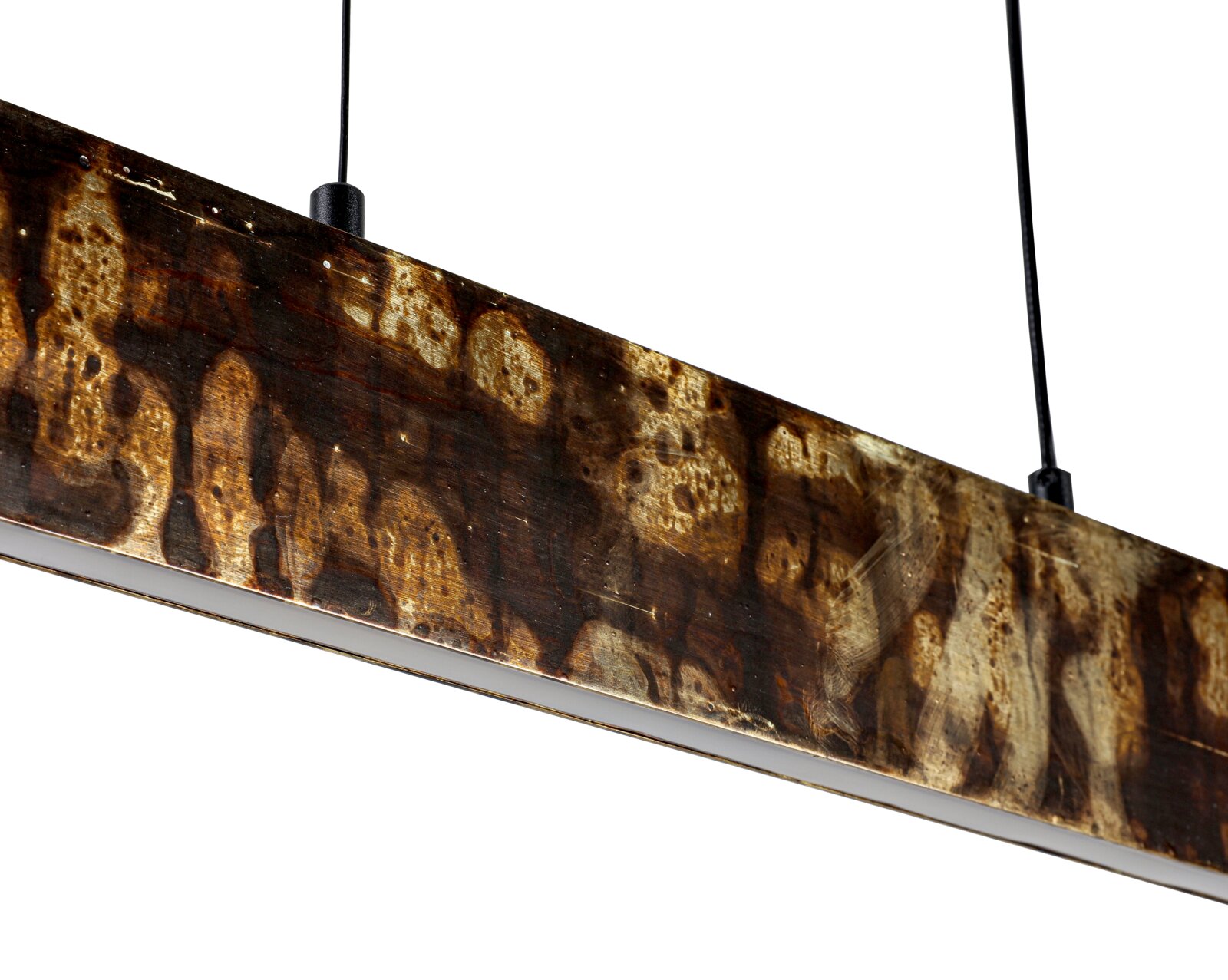 Close-up van een LED-hanglamp met een rustiek, gedessineerd houten ontwerp, gezien vanaf de zijkant