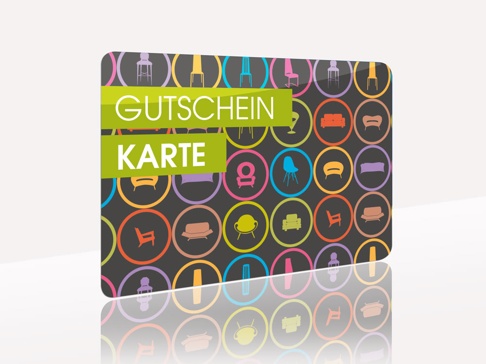 Das Bild zeigt eine bunte Gutscheinkarte.