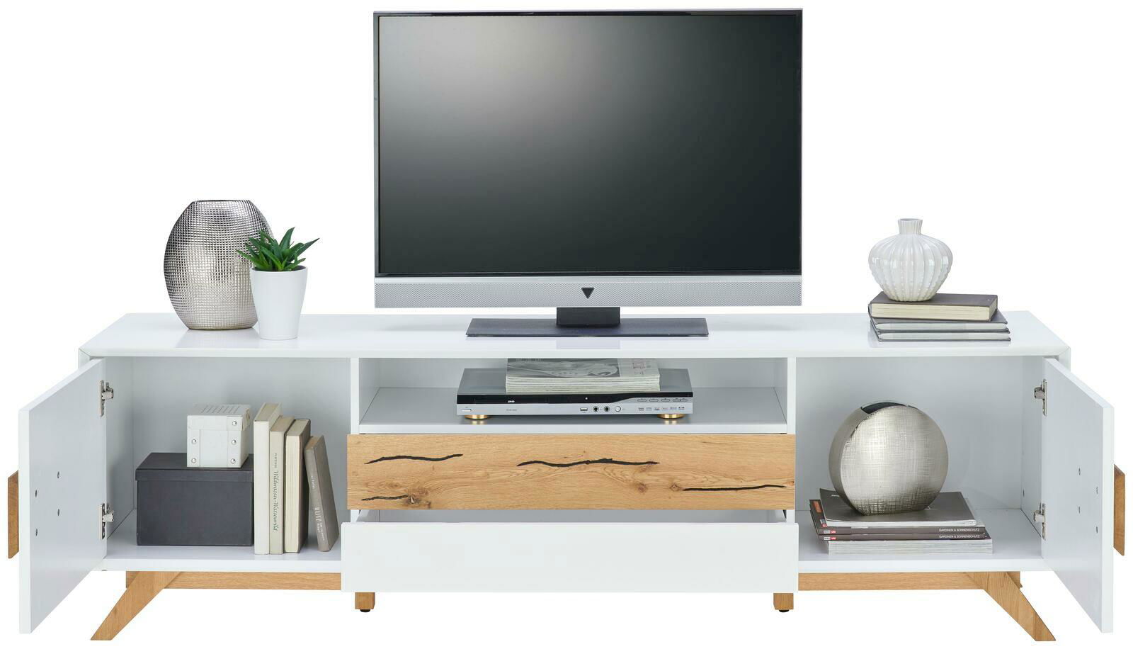 TV-Lowboard in Weiß mit Holzdetails, frontal fotografiert, mit Dekorationen und einem Fernseher darauf.