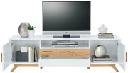 TV-Lowboard in Weiß mit Holzdetails, frontal fotografiert, mit Dekorationen und einem Fernseher darauf.