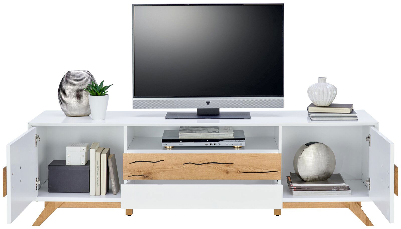 TV-Lowboard in Weiß mit Holzdetails, frontal fotografiert, mit Dekorationen und einem Fernseher darauf.