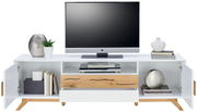TV-Lowboard in Weiß mit Holzdetails, frontal fotografiert, mit Dekorationen und einem Fernseher darauf.