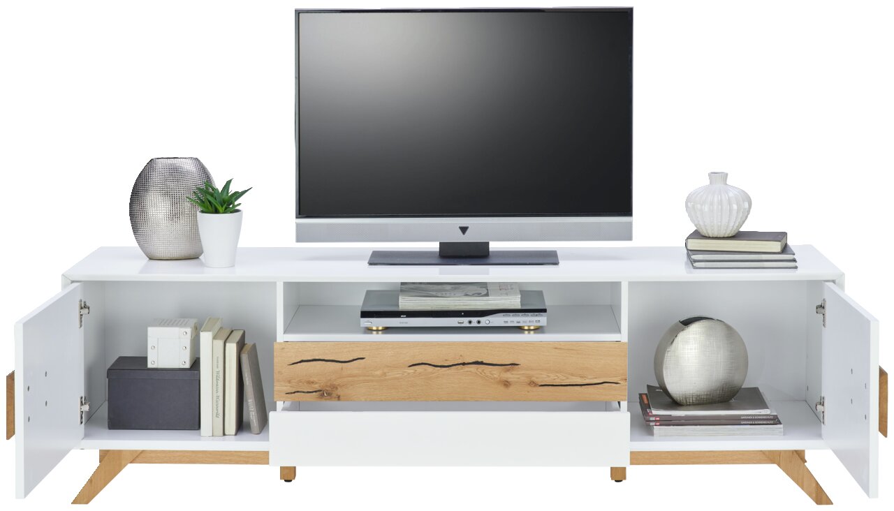 TV-Lowboard in Weiß mit Holzdetails, frontal fotografiert, mit Dekorationen und einem Fernseher darauf.