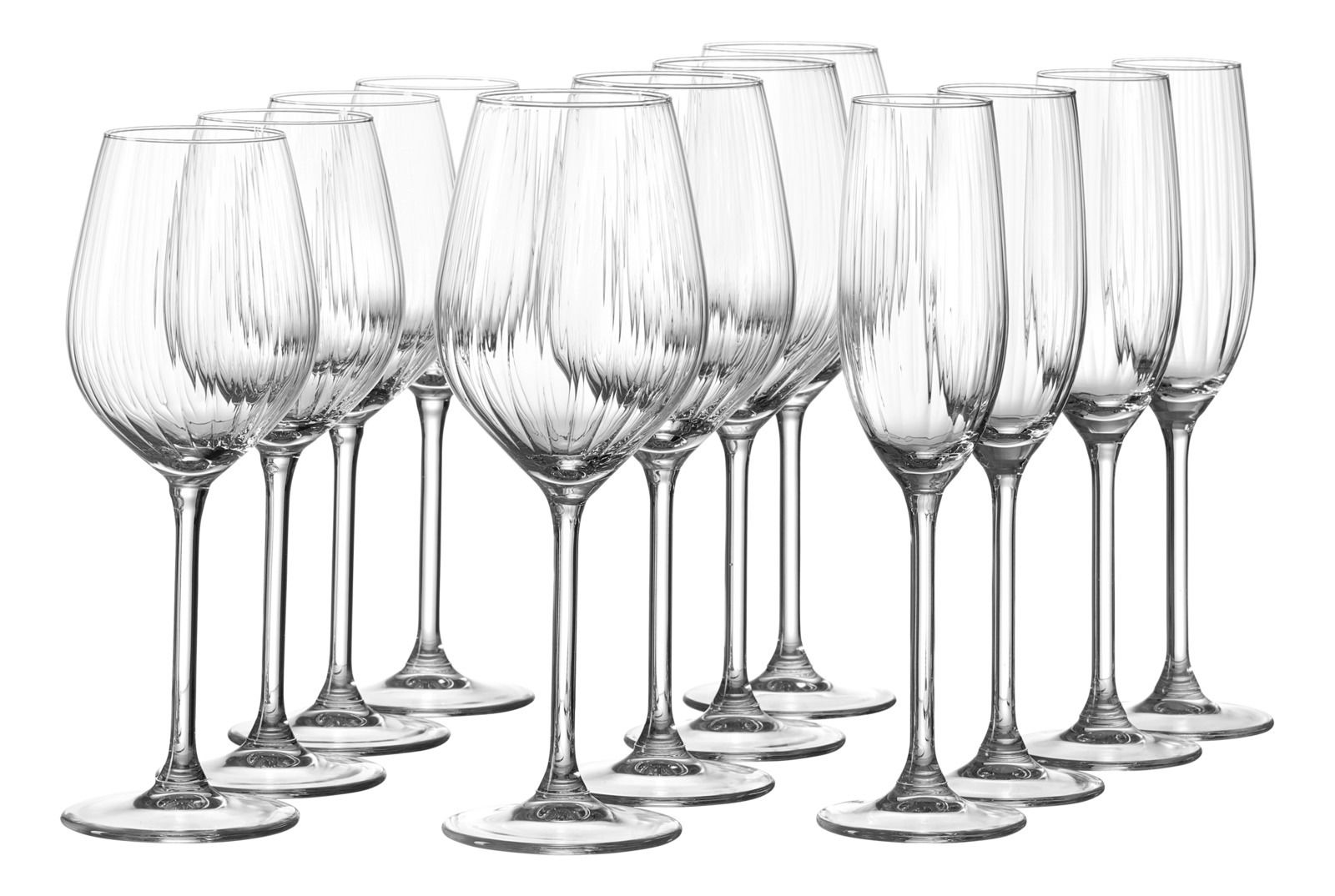 Zwölf elegante Stielgläser mit feiner Riffelung, frontal angeordnet.