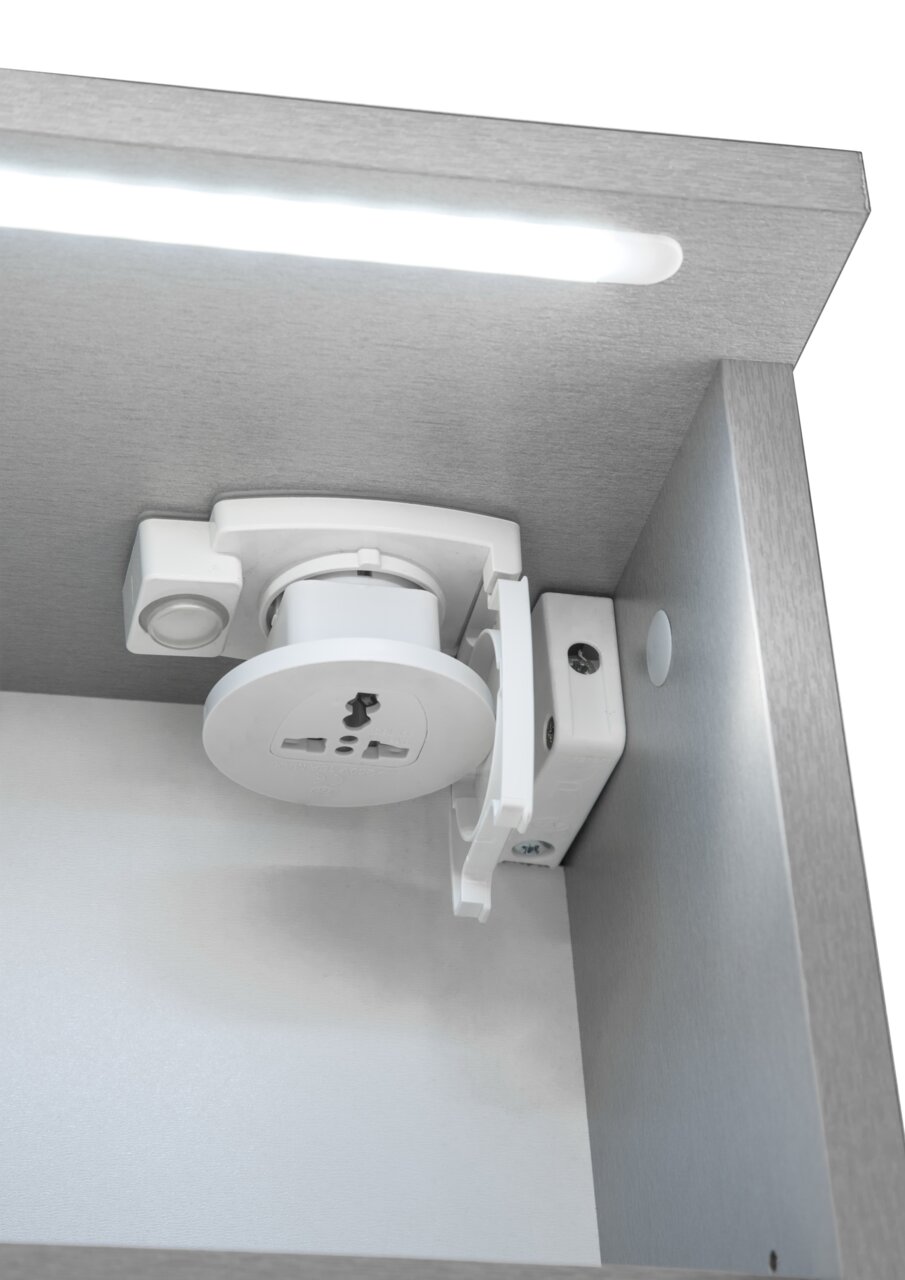 Innenansicht eines Spiegelschranks mit integrierter Steckdose und LED-Beleuchtung.