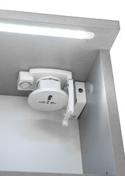Innenansicht eines Spiegelschranks mit integrierter Steckdose und LED-Beleuchtung.