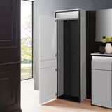 Moderner Garderobenschrank in einem eleganten Raum, mit geöffneter Tür, die den Innenraum zeigt. Perspektive von vorne.