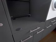 Nahaufnahme eines modernen, dunklen Küchenschranks mit silbernen Griffen, seitliche Perspektive.