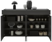 Schwarzes Sideboard mit geöffneten Türen, gefüllt mit dekorativen Objekten wie Vasen, Schalen und Körben, aus frontaler Perspektive.