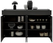 Schwarzes Sideboard mit geöffneten Türen, gefüllt mit dekorativen Objekten wie Vasen, Schalen und Körben, aus frontaler Perspektive.