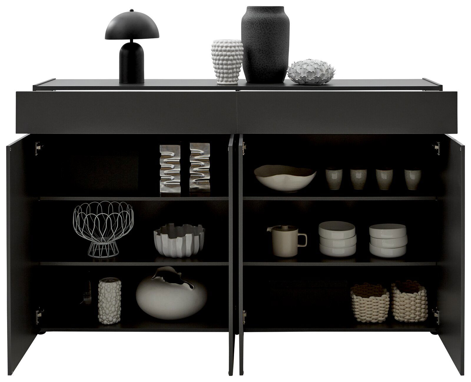 Schwarzes Sideboard mit geöffneten Türen, gefüllt mit dekorativen Objekten wie Vasen, Schalen und Körben, aus frontaler Perspektive.
