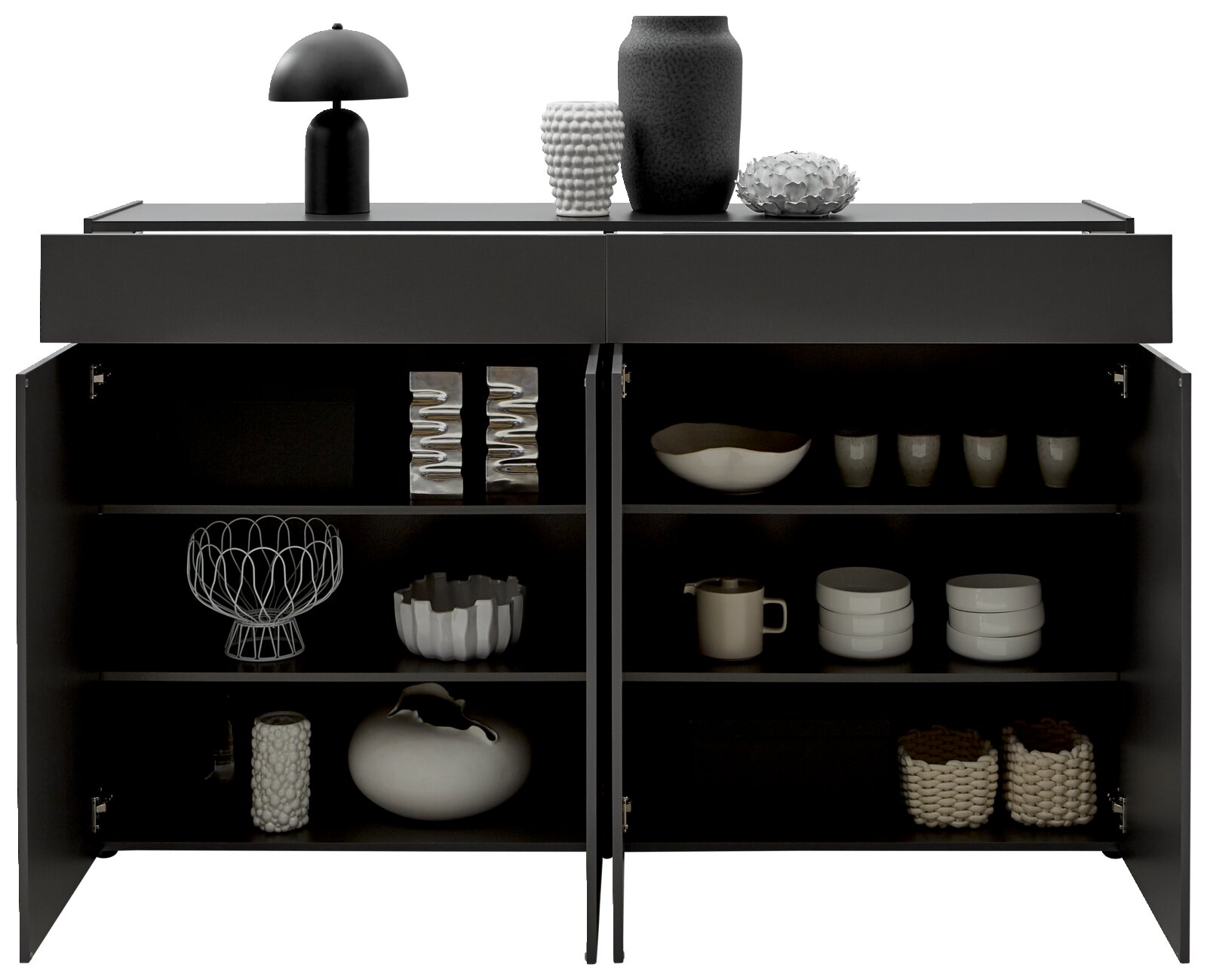Schwarzes Sideboard mit geöffneten Türen, gefüllt mit dekorativen Objekten wie Vasen, Schalen und Körben, aus frontaler Perspektive.