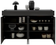 Schwarzes Sideboard mit geöffneten Türen, gefüllt mit dekorativen Objekten wie Vasen, Schalen und Körben, aus frontaler Perspektive.