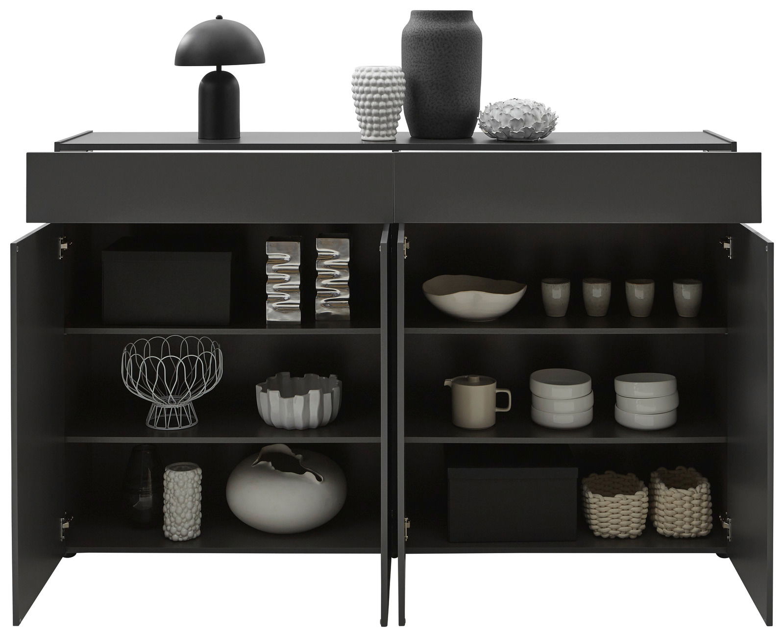 Schwarzes Sideboard mit geöffneten Türen, gefüllt mit dekorativen Objekten wie Vasen, Schalen und Körben, aus frontaler Perspektive.