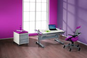 Modern bureau in een lichte ruimte met roze en paarse muren, voorzien van een laptop, een koptelefoon en schrijfbenodigdheden. Perspectief: zijaanzicht.