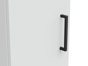 Nahaufnahme eines weißen Mehrzweckschranks mit schwarzem Griff, seitliche Perspektive