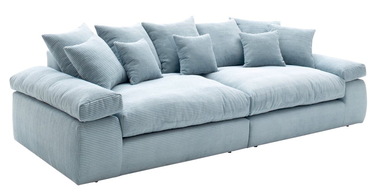 Großes, hellblaues Big-Sofa mit mehreren Kissen, aus einer leicht seitlichen Perspektive fotografiert.