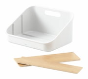 Weißer Organizer mit Holzdetails, schräg von vorne fotografiert.