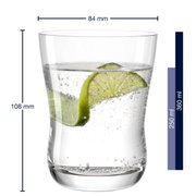 Transparenter Becher mit 360 ml Fassungsvermögen, gefüllt mit sprudelndem Wasser und Limettenscheiben, seitliche Ansicht.
