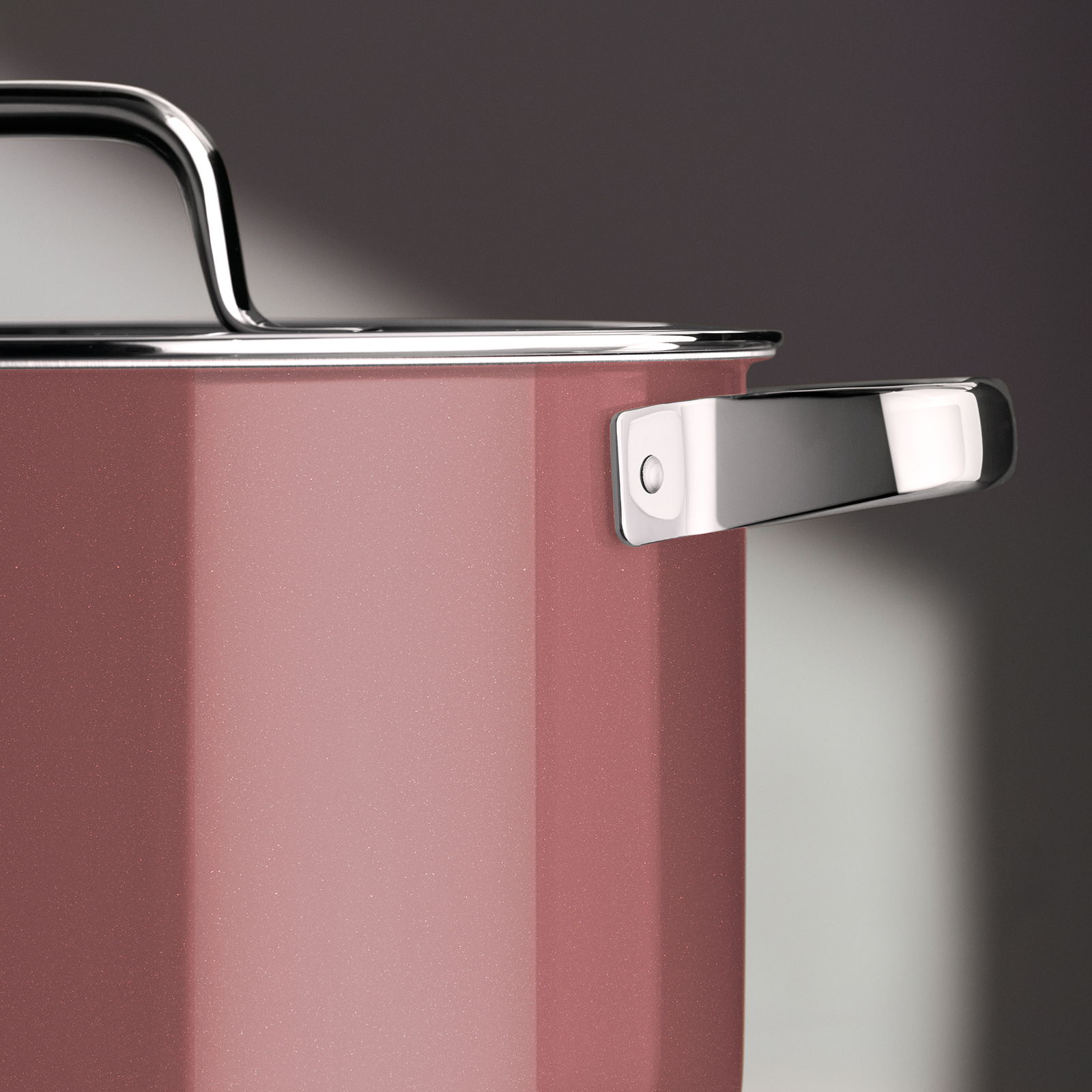 WMF Topfset 4-tlg. FUSIONTEC MINERAL PRO Nahaufnahme eines rosafarbenen Topfes mit glänzendem Edelstahlgriff, seitliche Perspektive