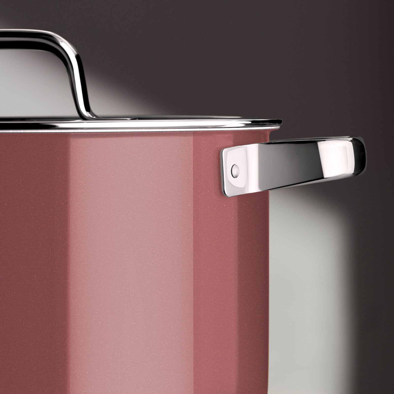WMF 4-delige pannenset FUSIONTEC MINERAL PRO Close-up van een roze pot met een glanzend roestvrijstalen handvat, gezien vanaf de zijkant