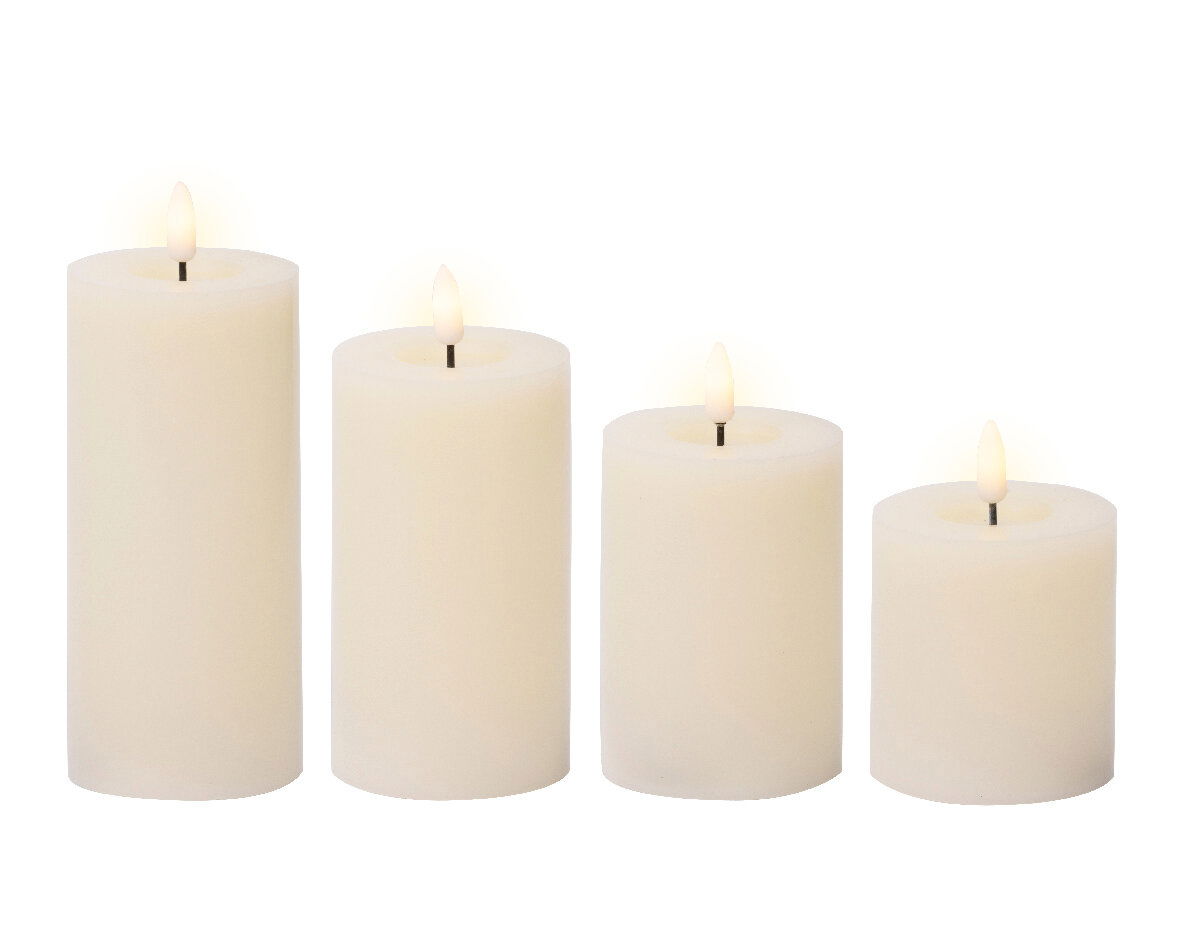 Vier weiße LED-Kerzen aus Wachs in verschiedenen Höhen, frontal betrachtet, mit flackerndem Licht.